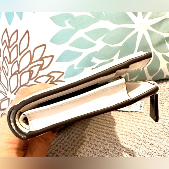 Michael Kors white leather wallet - Picture 6 of 16